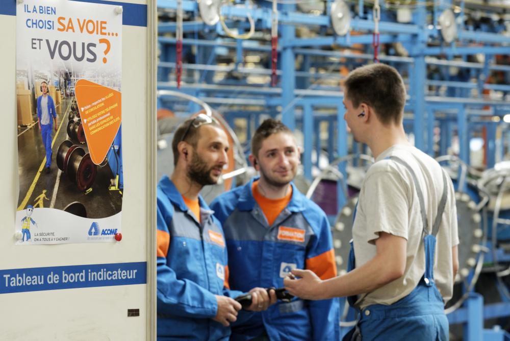 Visuel des 3 personnes qui discutent illustrant la culture sécurité chez Acome